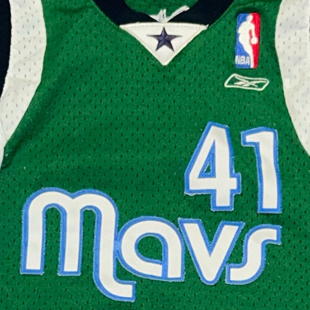 Dirk Nowitzki Dallas Mavericks Basketball Jersey - Picture 2 of 7